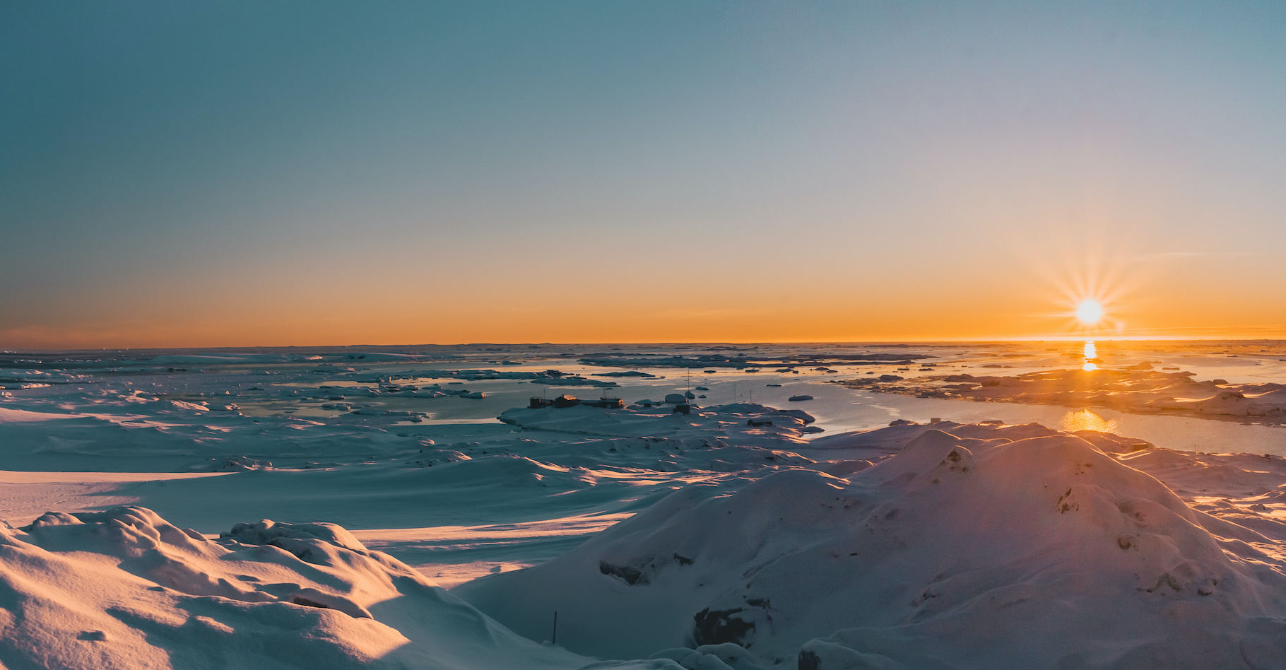 Des chercheurs de l’Académie des sciences chinoise estime l’impact du réchauffement climatique et des activités humaines sur le déplacement des pôles nord et sud — ici un paysage antarctique. © Goinyk, Adobe Stock