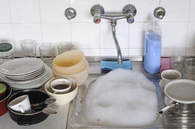 Produit vaisselle, shampoing, détergents ménagers sont sources d’amine quaternaire, un possible précurseur de molécules cancérigènes qui pourrait contaminer l’eau potable. © iStock