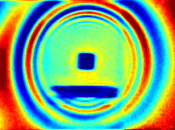 Figure 2. Lignes de champ magnétique d'un supraconducteur YCBO flottant visualisées à l'aide de faisceaux de neutrons polarisés. Crédit : Hahn-Meitner-Institut
