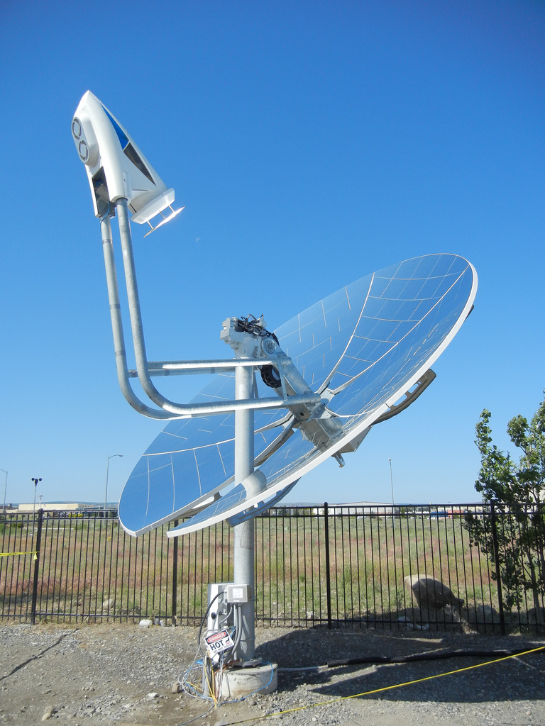 Le système est installé sur un miroir parabolique qui permet de concentrer les rayons solaires en un point. ©&nbsp;Pacific Northwest National Laboratory
