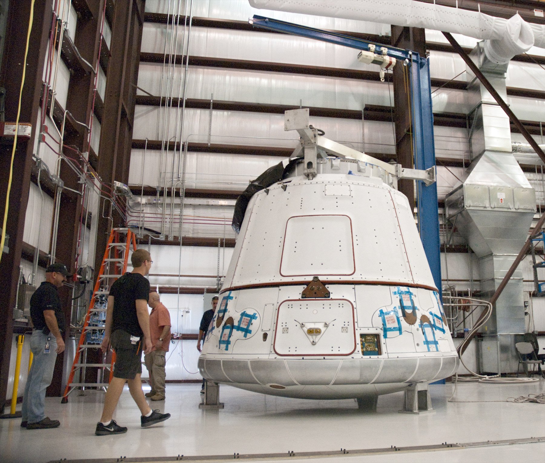 La capsule Dragon de SpaceX vient d'arriver au Centre spatial Kennedy de la Nasa. Elle sera lancée par un Falcon 9 début 2012. © Nasa/Charisse Nahser