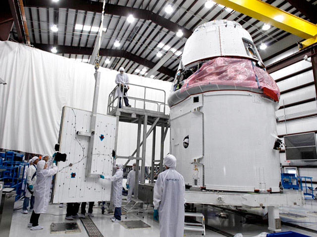 Choisie en 2006 par la Nasa et mise en concurrence avec Orbital Sciences pour fournir un service de transport spatial privé, la société SpaceX s’apprête à envoyer sa capsule Dragon s’amarrer à l’ISS. © SpaceX