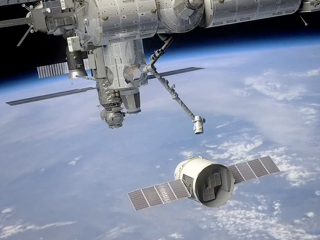 Le cargo spatial de SpaceX, Dragon, pourrait s'amarrer à la Station lors de son prochain lancement. © SpaceX