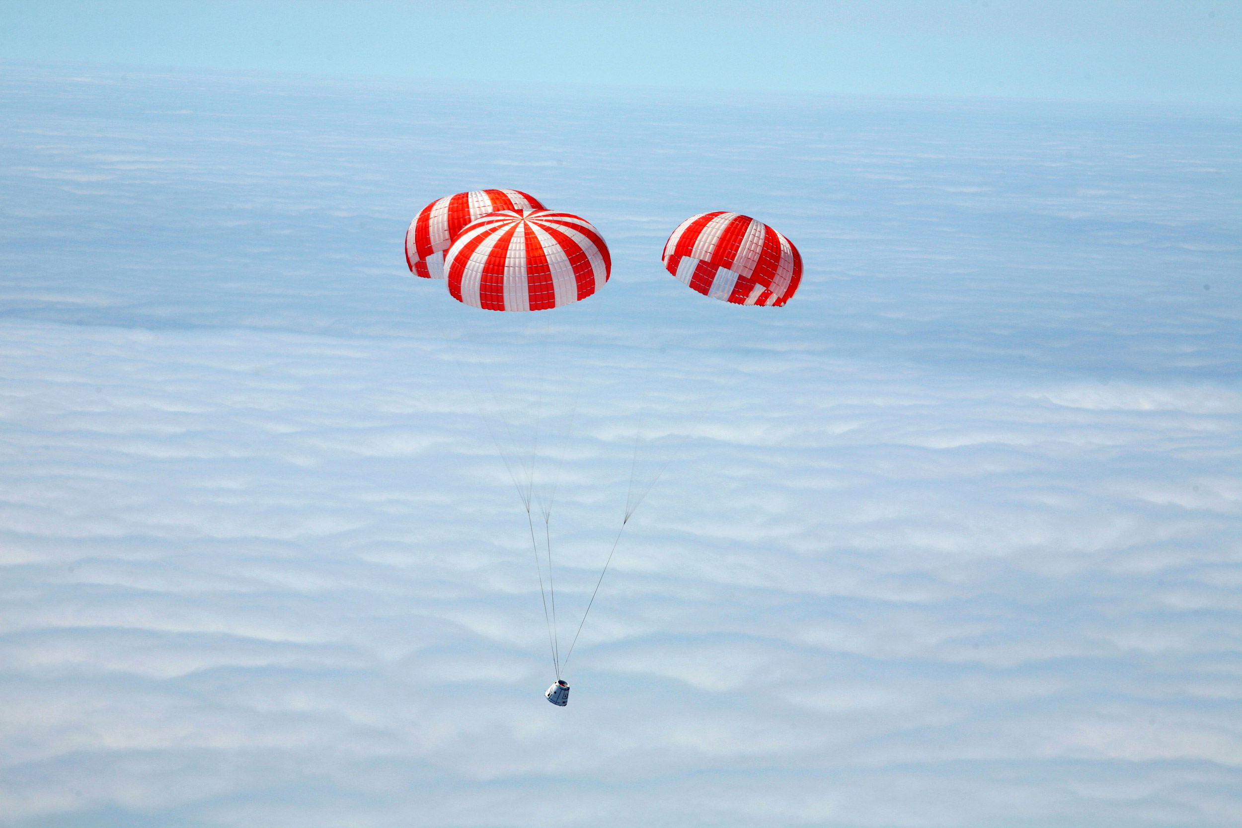 Retour sur Terre de la capsule Dragon, après son premier vol d'essai en décembre 2010. Le premier vol à destination de l'ISS est prévu le 30 avril. © SpaceX