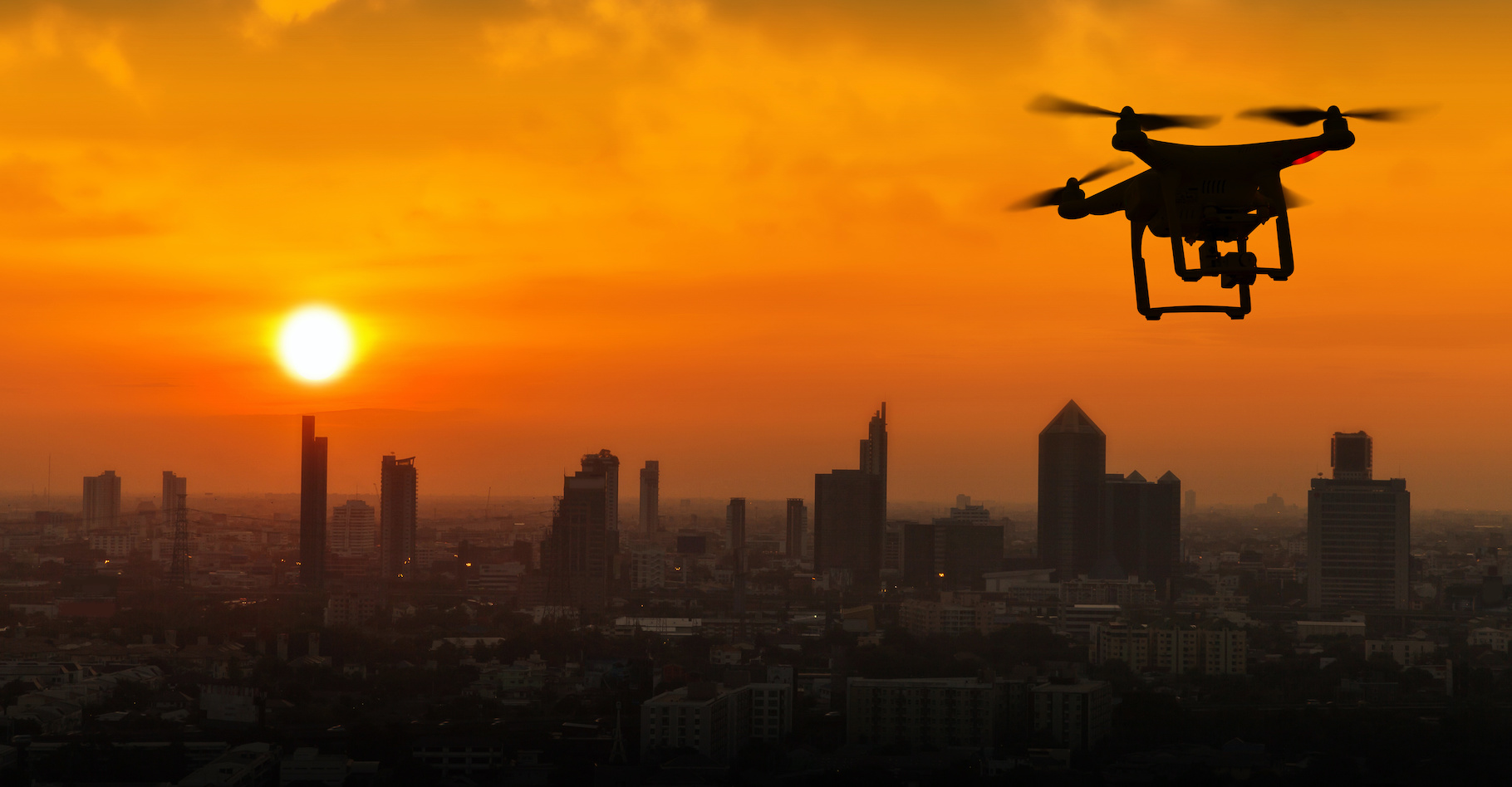 En exploitant une faille du Wi-Fi, le drone peut géolocaliser un appareil connecté. © Naypong Studio, Adobe Stock