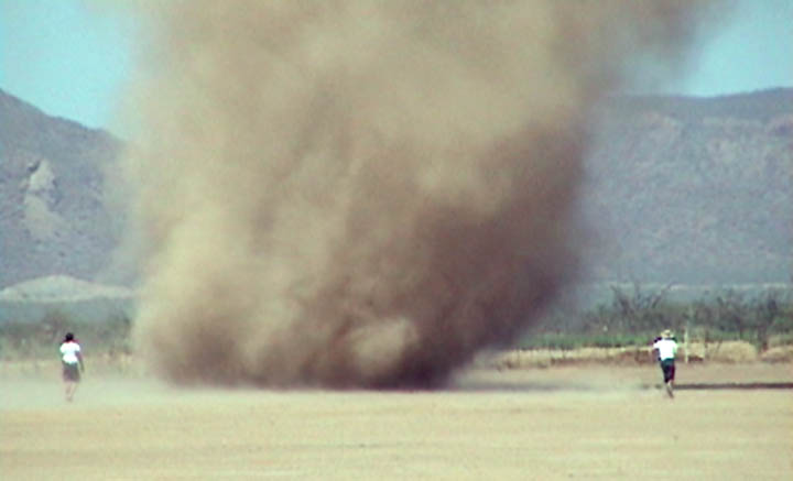 Tourbillon de poussières (dust devil) sur Terre. Crédit : Nasa