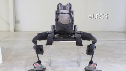L'exosquelette eLEGS possède une autonomie de 6 heures et atteint une vitesse de 3 kilomètres par heure. © Berkeley Bionics