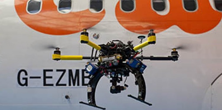 La compagnie aérienne britannique EasyJet va utiliser des drones pour inspecter plus facilement les parties externes de ses avions. Ils seront mis en service en 2015. © EasyJet