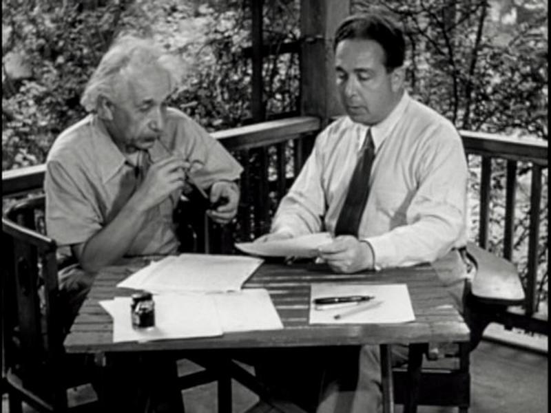 Einstein et Szilard se concertant pour écrire une lettre au président Roosevelt l'informant de la possibilité de construire une bombe atomique.