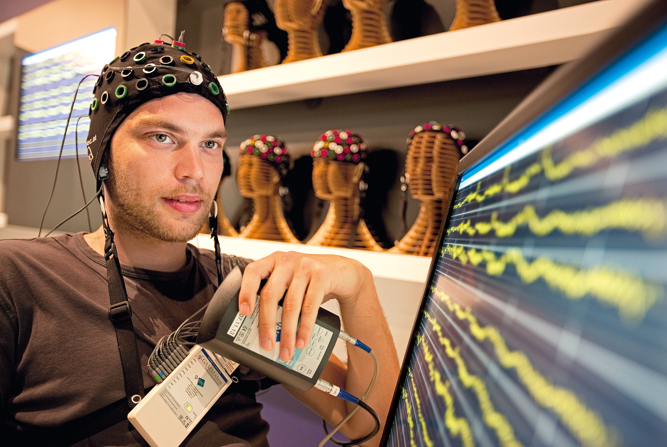 Les électrodes peuvent servir à enregistrer l’activité électrique du cerveau humain. © Ars Electronica, Flickr, CC by-nc-nd 2.0