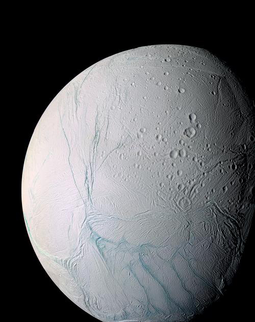 Encelade, avec sa forme caractéristique, a été survolée de très nombreuses fois par la sonde Cassini. Des geysers d’eau apparaissent à la surface de cette lune de Saturne, signes que le sous-sol contient le fameux liquide de la vie. © Nasa, DP