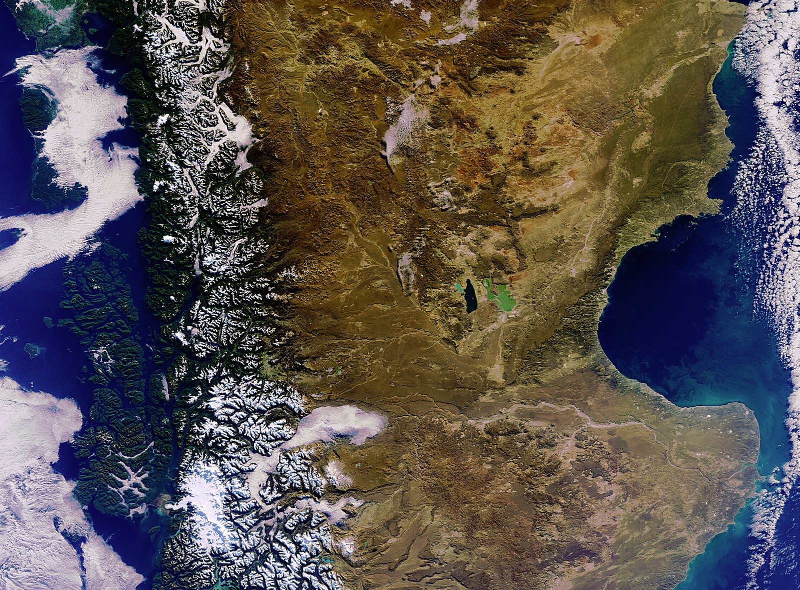 La pointe australe de l'Amérique du Sud photographiée le 3 juin 2011 par la caméra Meris du satellite Envisat. © Esa  

