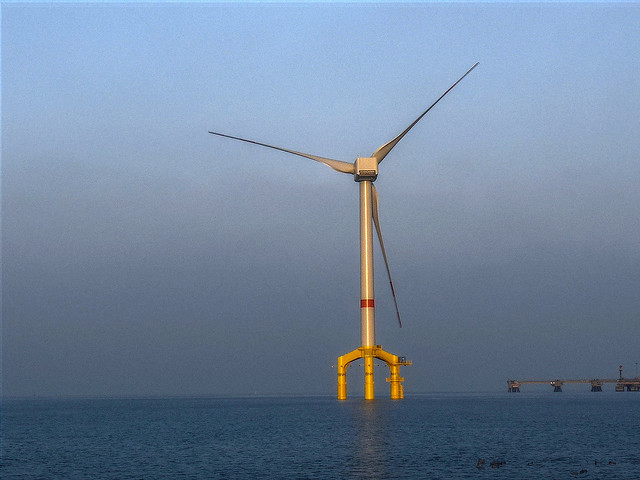 Des éoliennes offshore seront&nbsp;mises en service en 2017 au large des côtes françaises.&nbsp;Les 600 éoliennes mesureront près de 200 m de haut, et l'ensemble affichera&nbsp;une puissance de 3.000 MW. Elles permettront ainsi à la France de rattraper son retard par rapport à d'autres pays européens en matière d'éolien offshore.&nbsp;©&nbsp;perspective-OL, Flickr, cc by nc nd 2.0