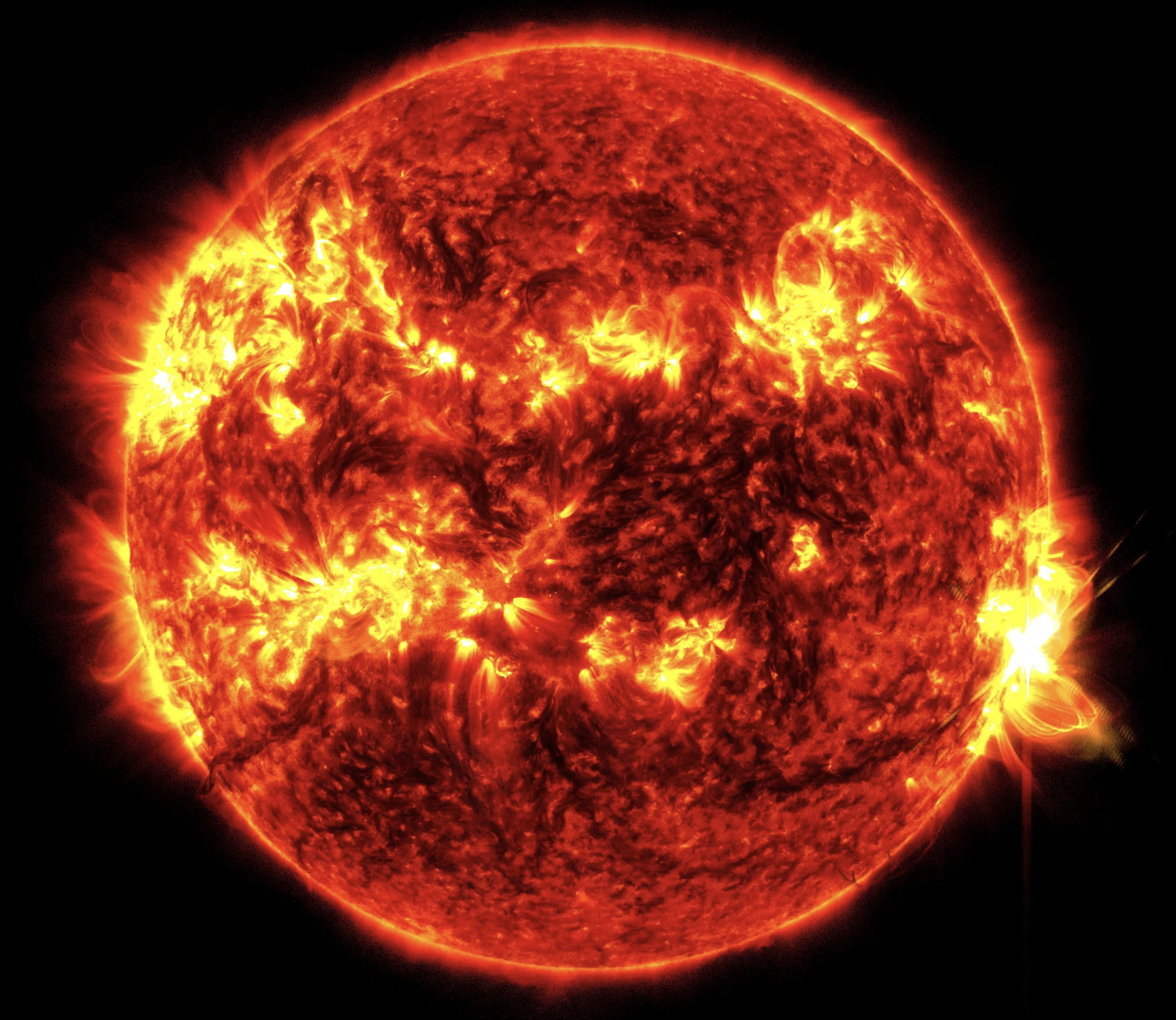 L’observatoire de la dynamique solaire (SDO) de la Nasa a capturé cette image d’une éruption solaire majeure ce 14 mai 2024. L’image montre un sous-ensemble de lumière ultraviolette extrême qui met en évidence le matériau extrêmement chaud des éruptions et qui est colorisé en rouge et jaune. © SDO, Nasa