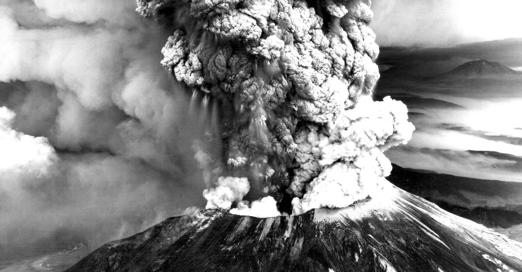 Après deux mois de tremblements de terre et de petites éruptions, le mont Saint Helens — ici vu du sud-ouest — a connu une éruption cataclysmique. C’était le 18 mai 1980. © Robert Krimmel, U.S. Geological Survey