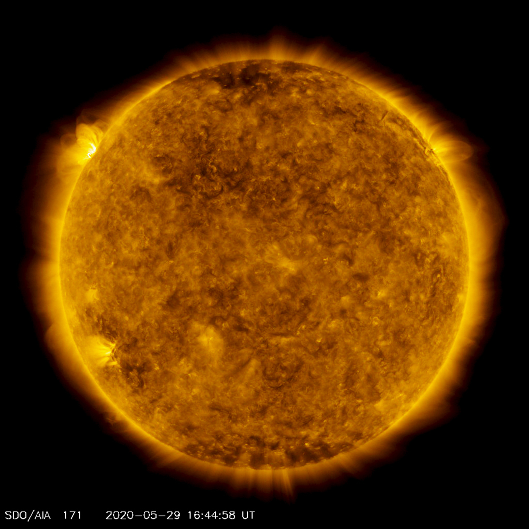 Une éruption a fait son apparition sur notre Soleil — en haut à gauche — le 29 mai dernier. Après des mois de calme, c’est peut-être le signe d’un regain d’activité de notre étoile. © Joy Ng, Solar Dynamics Observatory, Nasa
