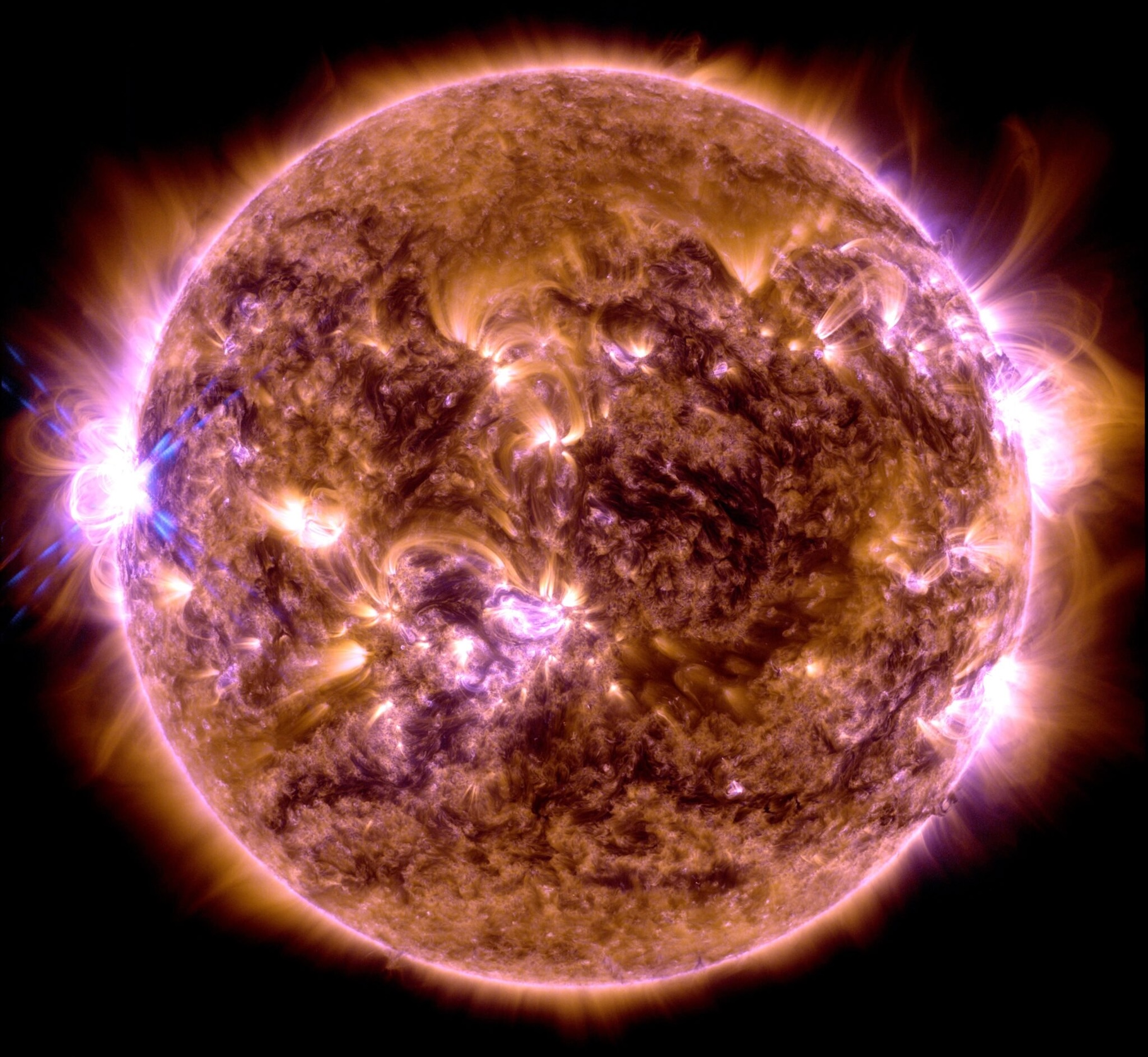 L’Observatoire de la dynamique solaire (SDO, Nasa) a capturé cette image d’une puissante éruption solaire — le flash lumineux sur le bord gauche du Soleil — ce 31 décembre 2023. © SDO, Nasa