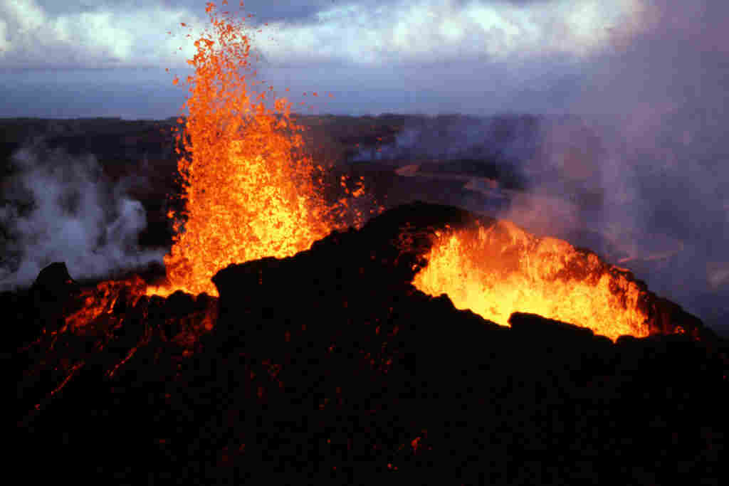 Cette image prise à Hawaï montre l'une des éruptions du Pu‘u ‘O‘o–Kupaianaha entre 1983 et 1997. Crédit : U.S. Geological Survey 