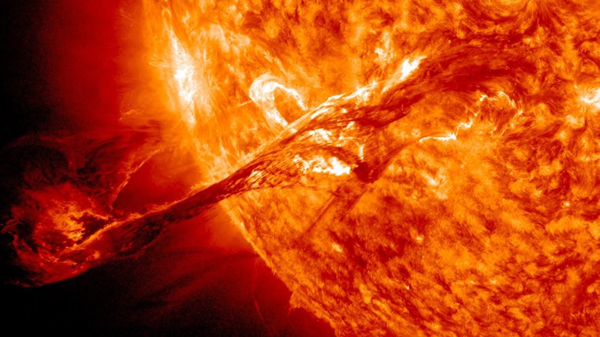 Des ondes de Rossby ont été découvertes dans le Soleil ! Ici, une éruption solaire de grande taille observée par le satellite SDO. © Nasa