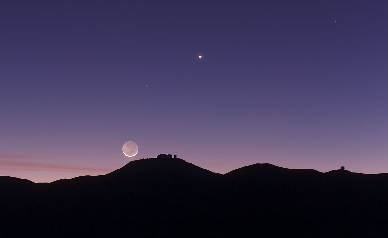 La Lune, Vénus et Mercure au-dessus de l'observatoire européen du Paranal dans les Andes chiliennes. © Eso/B. Tafreshi/Twan 
