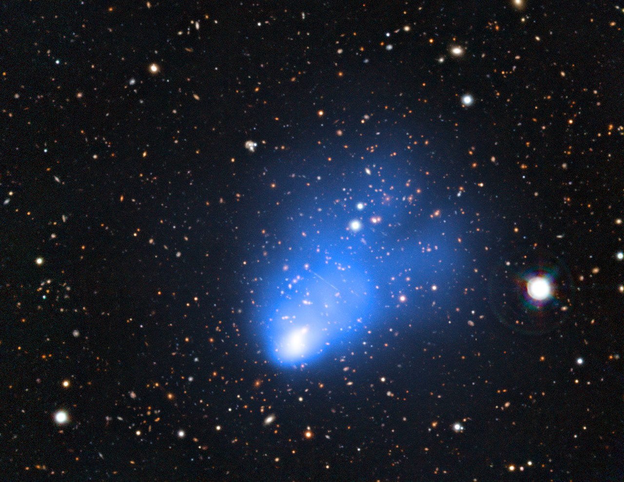 En ajoutant au cliché pris par le VLT et Soar les données du satellite Chandra en rayons X, on observe en bleu le gaz chaud qui baigne l'amas de galaxies El Gordo. © ESO/Soar/Nasa