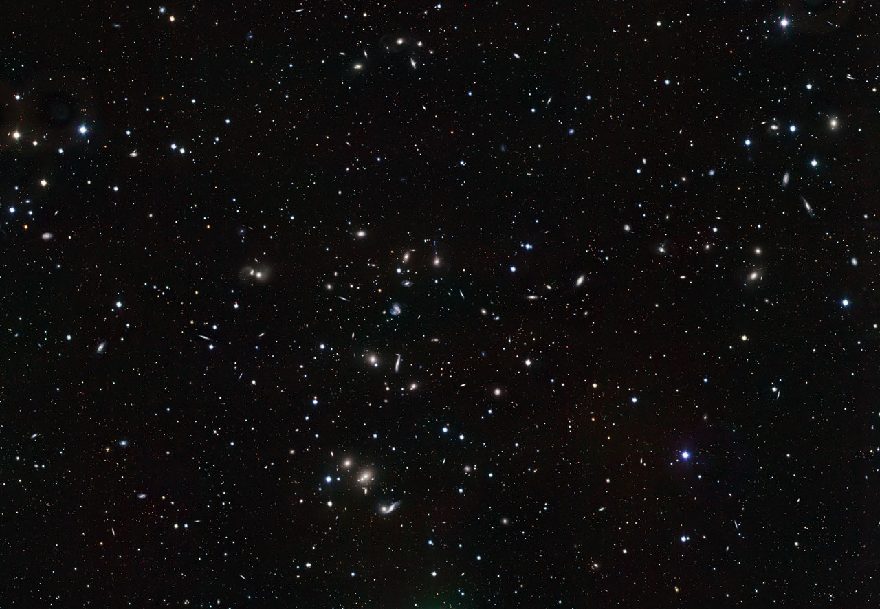Grâce à la puissance de sa caméra OmegaCam, le VST est parvenu à photographier une multitude de galaxies dans le jeune amas Abell 2151. © ESO