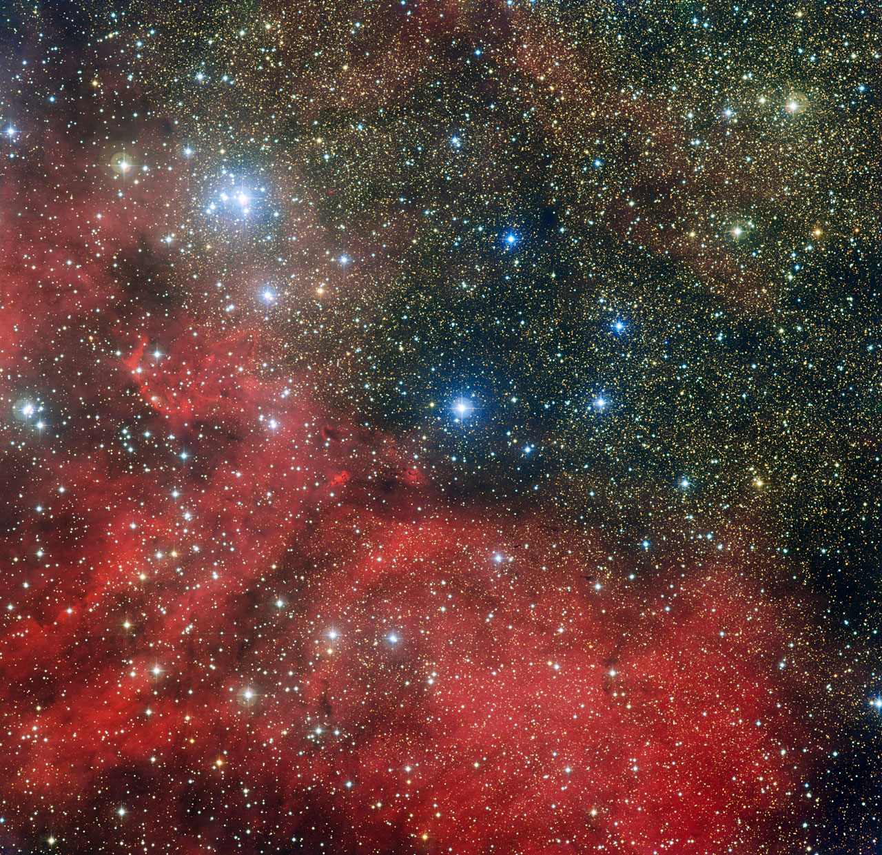 L'amas d'étoiles NGC 6604 est dévoilé sur cette nouvelle image prise avec la caméra WFI installée sur le télescope MPG/ESO de 2,2 mètres de l'Observatoire La Silla au Chili. NGC 6604 est le groupement lumineux qui s'étend en haut à gauche de l'image. C'est un jeune amas d'étoiles qui constitue la partie la plus dense d'un groupe plus largement étendu contenant environ une centaine d'étoiles bleuâtres lumineuses. L'image montre également la nébuleuse associée à cet amas – un nuage d'hydrogène ionisé lumineux appelé Sh2-54 – ainsi que des nuages de poussière. © ESO