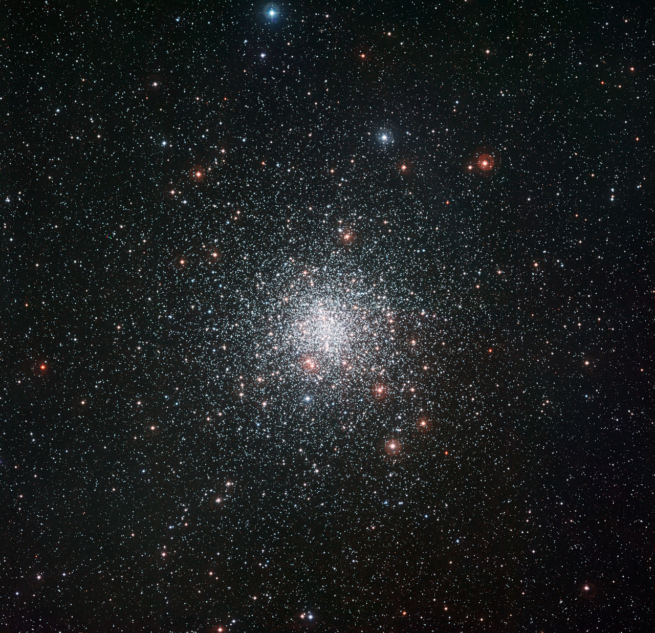 Cette image prise avec la caméra WFI sur le télescope MPG/ESO de 2,2 mètres à l'Observatoire de La Silla de l'ESO montre le spectaculaire amas globulaire Messier 4. Cette grosse boule d'étoiles vieilles est l'un de ces systèmes stellaires les plus proches de la Terre. Elle se trouve dans la constellation du Scorpion à proximité de la lumineuse étoile rouge Antarès. © ESO