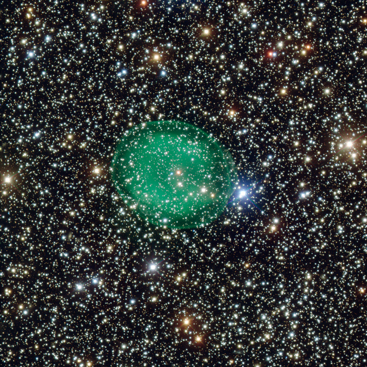 Cette étonnante image obtenue grâce au très grand télescope de l'ESO, le VLT, montre la nébuleuse planétaire verte et éclatante IC 1295 entourant une étoile de faible luminosité en fin de vie. Les restes consumés de l’étoile se situent au centre de la nébuleuse, en un point couleur bleu-blanc. © ESO