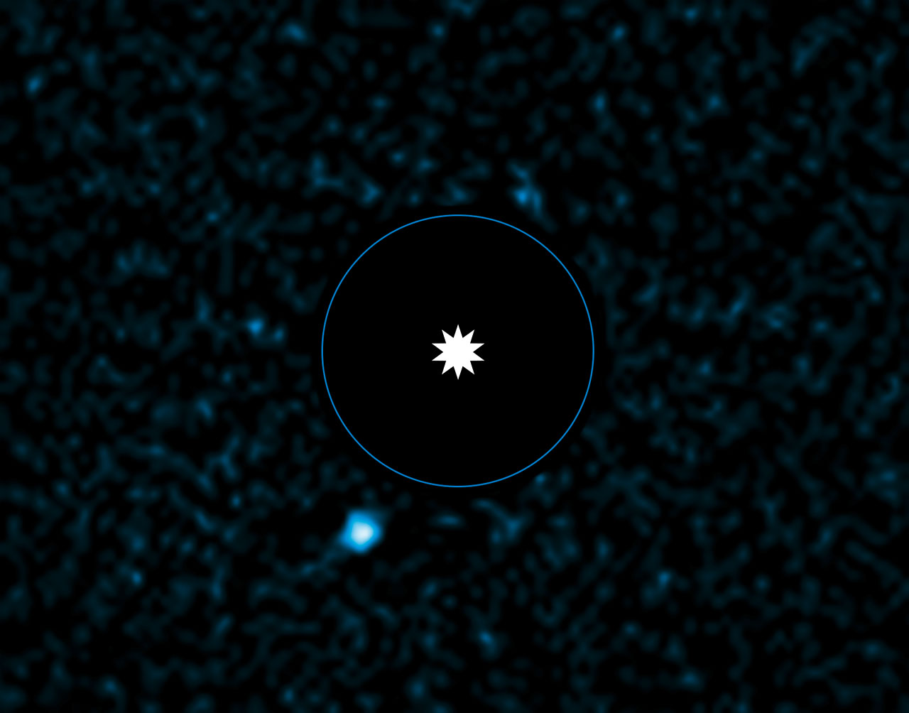 Cette image acquise par le VLT de l'ESO montre l’exoplanète nouvellement découverte HD 95 086 b, à proximité de son étoile hôte. Les observations ont été effectuées au moyen de Naco, un instrument d'optique adaptative du VLT en lumière infrarouge, et en utilisant la technique d'imagerie différentielle qui augmente le contraste entre la planète et son étoile hôte de brillance élevée. L'étoile a été supprimée de l'image pendant sa conception afin de faire ressortir la faible exoplanète et sa position est indiquée. L'exoplanète apparaît en bas à gauche. Le cercle bleu correspond à la taille de l'orbite de Neptune dans le Système solaire. © J. Rameau, ESO