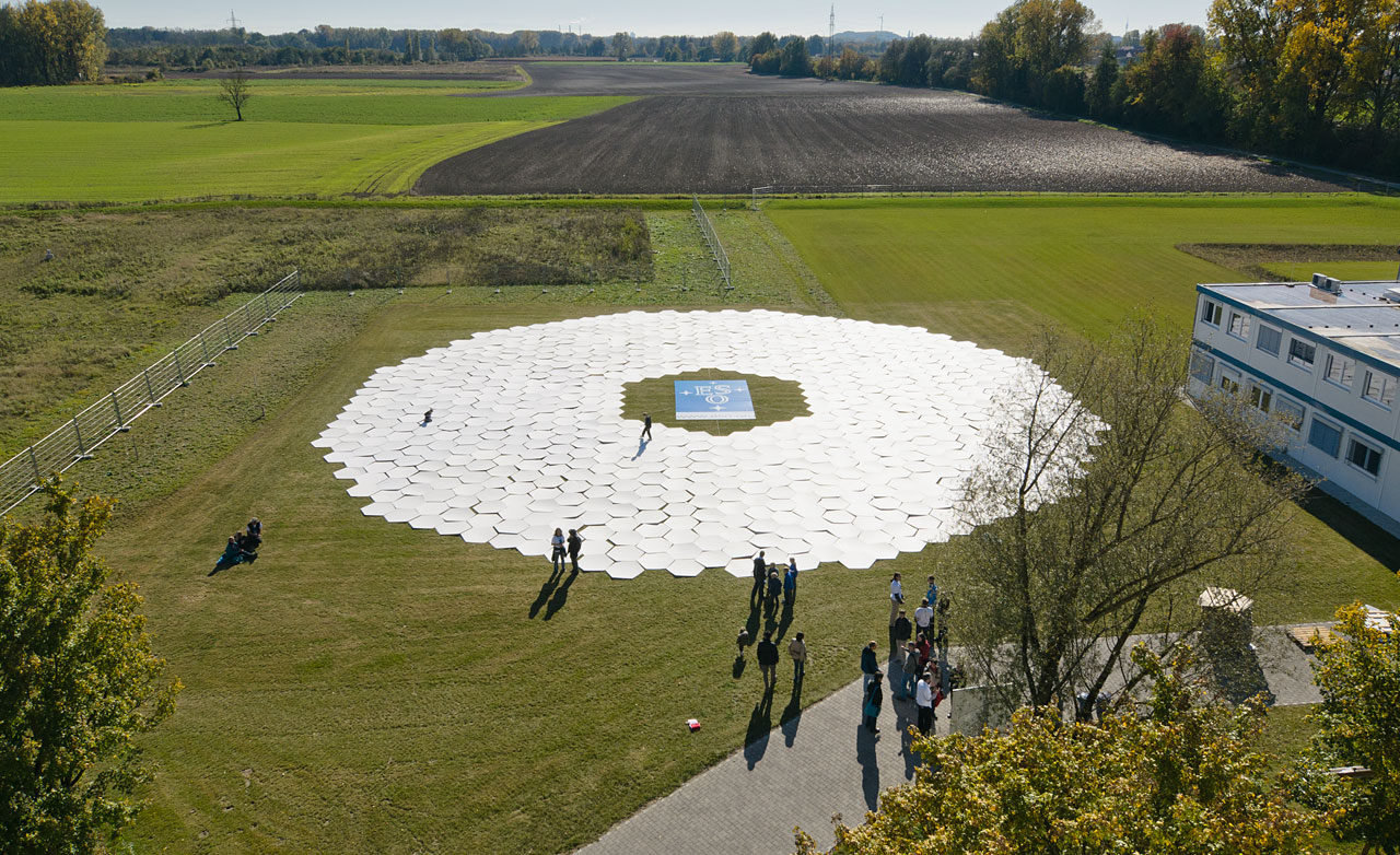 798 hexagones en carton ont été assemblés par le public au siège de l'ESO pour représenter le miroir géant du futur télescope E-ELT. © ESO
