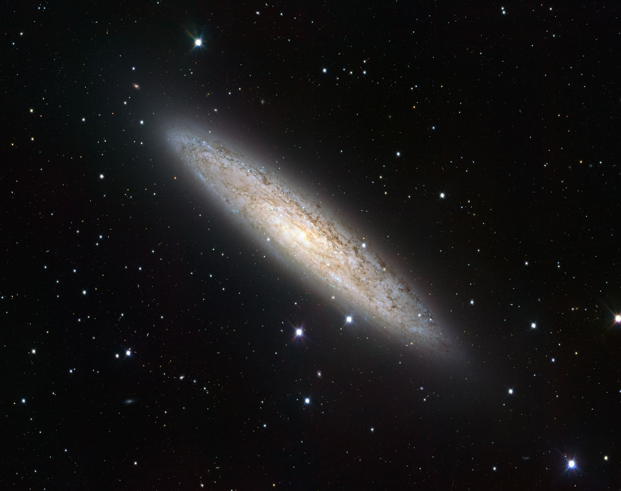 La galaxie NGC 253 photographiée en totalité par le VST, le dernier des télescopes de l'ESO. © ESO

