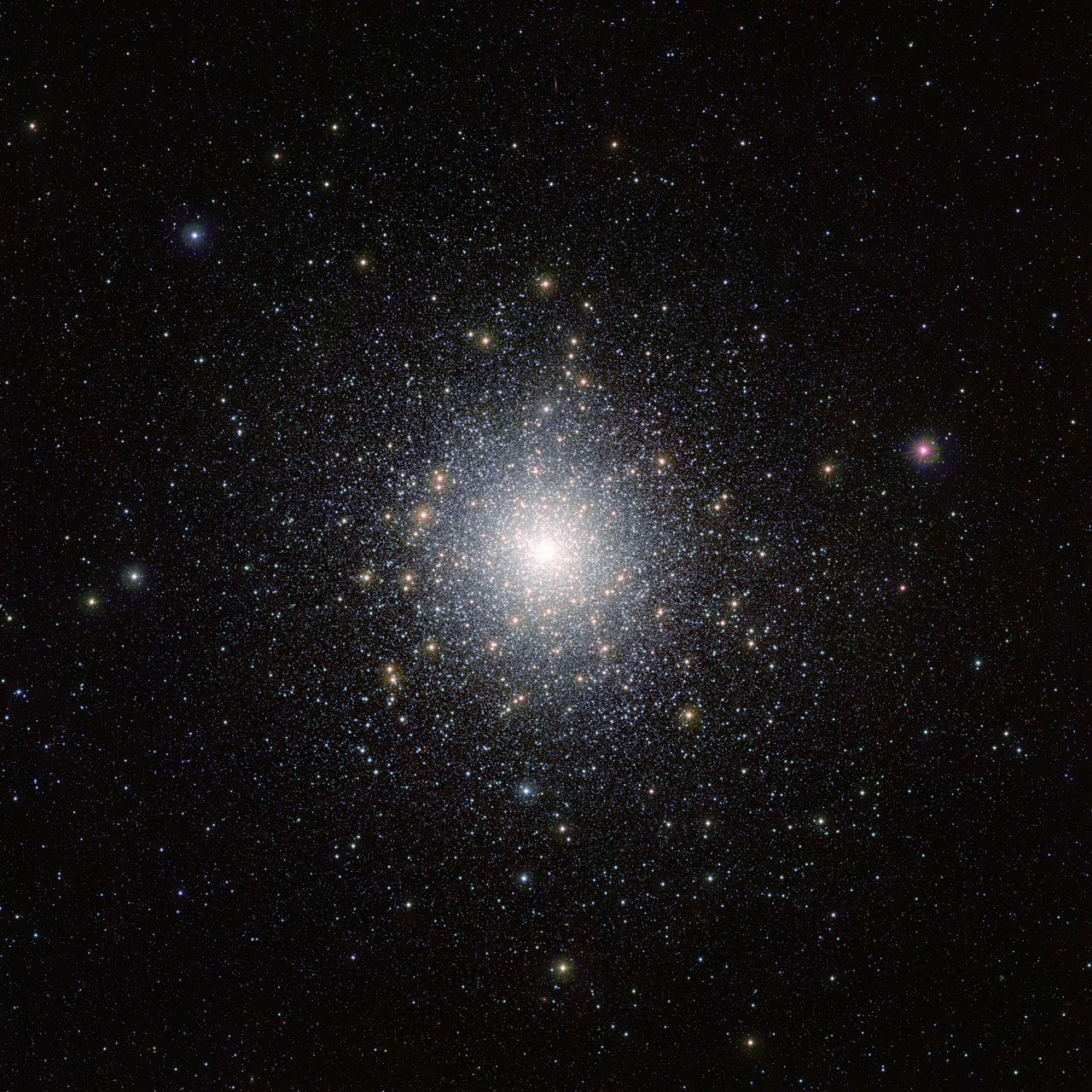 Cet amas d'étoiles lumineux est 47 Tucanae (NGC 104), montré ici sur une image réalisée par le télescope Vista (Visible and Infrared Survey Telescope for Astronomy) de l'ESO, à l'observatoire de Paranal, au Chili. Cet amas se trouve à environ 15.000 années-lumière de la Terre et contient des millions d'étoiles dont certaines sont très peu communes. Cette image a été prise dans le cadre de la campagne d'observation Vista Magellanic Cloud Survey, un projet dédié à la cartographie de la région des Nuages de Magellan, deux petites galaxies très proches de la Voie lactée. © ESO, M.-R. Cioni, Vista Magellanic Cloud Survey, Cambridge Astronomical Survey Unit
