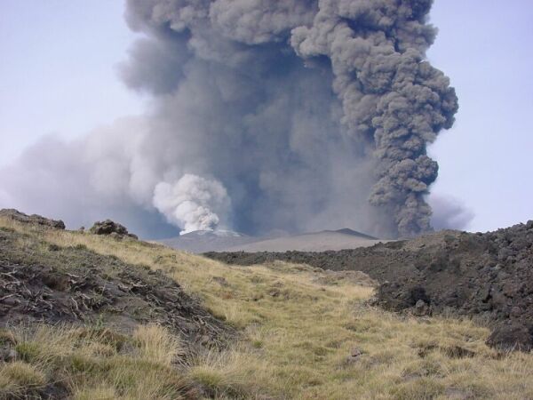 Un éruption sur l'Etna en octobre 2002. Crédit : Michel Barthélémy
