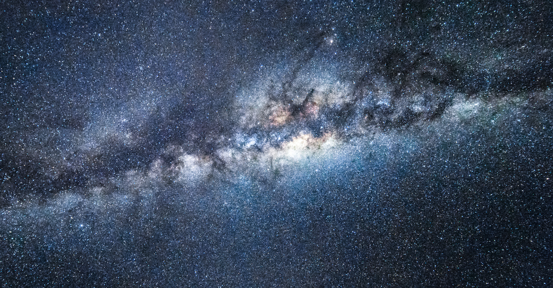 Les jeunes étoiles massives situées dans le halo galactique de la Voie lactée comme PG1610+062 vivent loin des régions qui forment des étoiles. Les astronomes tentent de comprendre comment ces « étoiles en fuite » ont été forcées de quitter leur lieu de naissance. De nouvelles observations suggèrent qu’un trou noir de masse moyenne pourrait être responsable de l’expulsion de l’étoile. © eyetronic, Fotolia