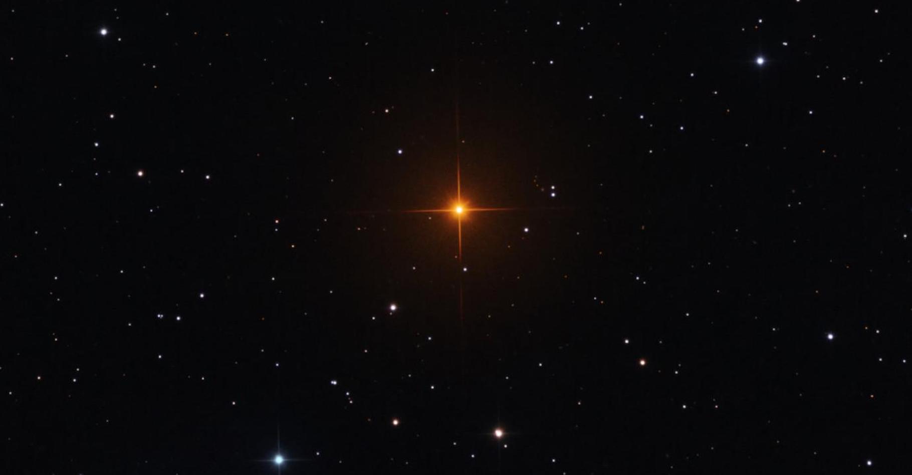 R Leporis, cette étoile rouge orangé brillante capturée ici&nbsp;est un exemple du type d’étoiles situées dans la branche asymptotique des géantes qui intéressent les astronomes de l’université de Chicago (États-Unis). La couleur frappante vient de la grande quantité de carbone dans son atmosphère. © Université de Chicago