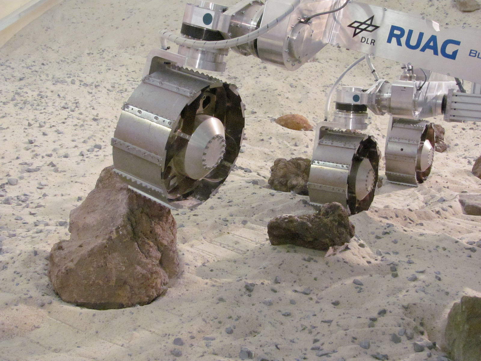 Le rover utilisé n’est pas un modèle de vol, ni une copie exacte de celui qui sera envoyé sur Mars. Cependant, les roues et le système d'entraînement le sont, comme le centre de gravité. En revanche, il est 100 kilogrammes moins lourd, de façon à simuler la gravité martienne. © DLR
