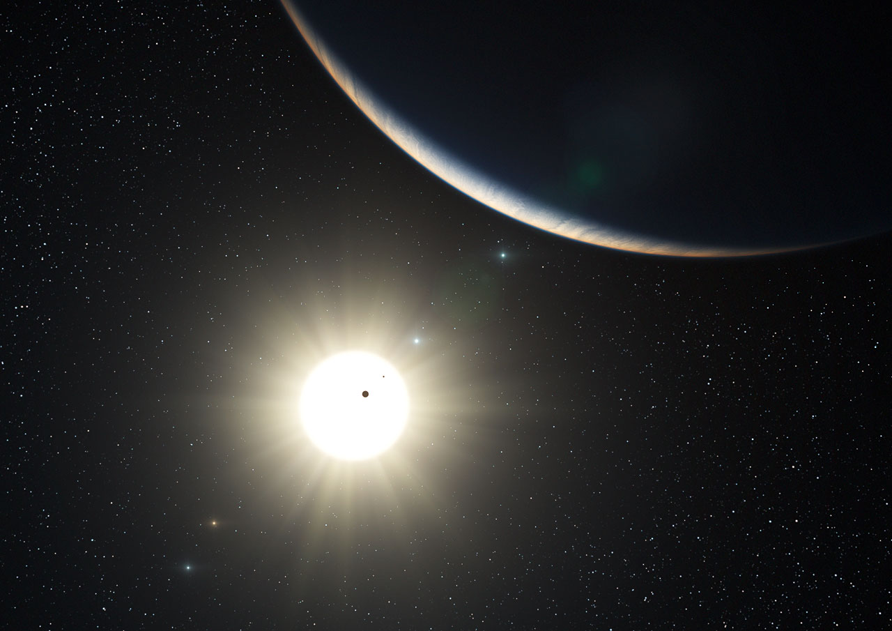 Sur cette vue d'artiste on voit l'étoile HD 10180 avec les 7 planètes qu'elle possède probablement. La planète au premier plan est la troisième du système de HD 10180, sa masse est comparable à celle de Neptune. Les deux planètes intérieures apparaissent comme des silhouettes en transit sur le disque lumineux de l'étoile. Les planètes extérieures au système apparaissent dans le fond du ciel. Crédit : ESO/L. Calçada