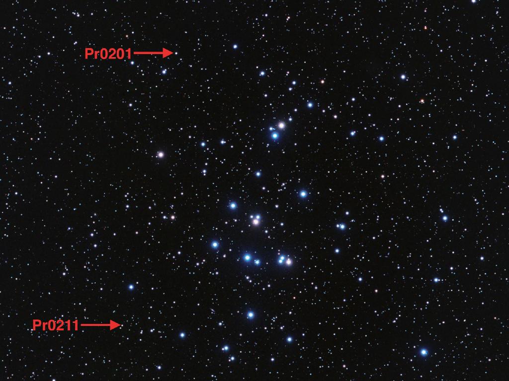 Cette image montre l'amas ouvert Praesepe. Les deux exoplanètes que l'on y a découvert sont en orbite autour des étoiles indiquées par les deux flèches. © Nasa