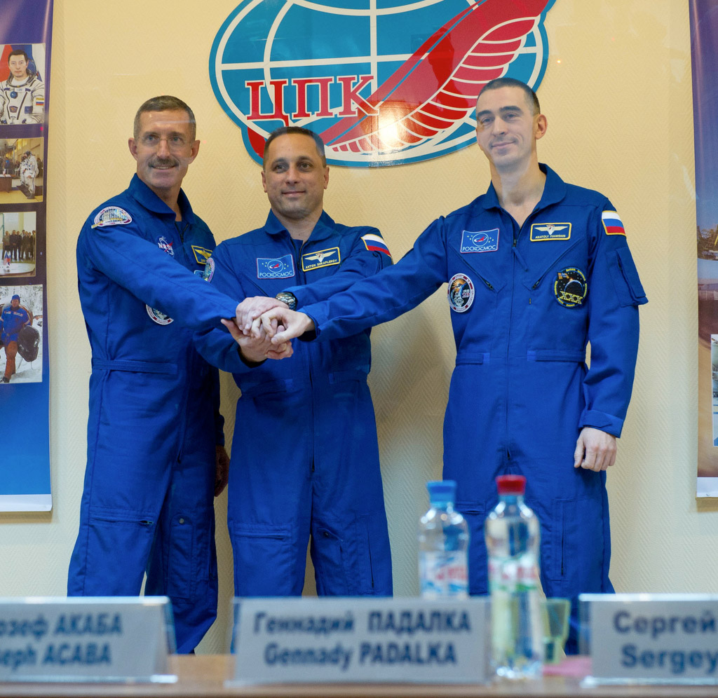 À quelques heures de leur lancement, les trois astronautes rencontraient les journalistes présents à Baïkonour. Ils devraient s'amarrer à la Station spatiale mercredi 16 novembre. © Nasa/Carla Cioffi