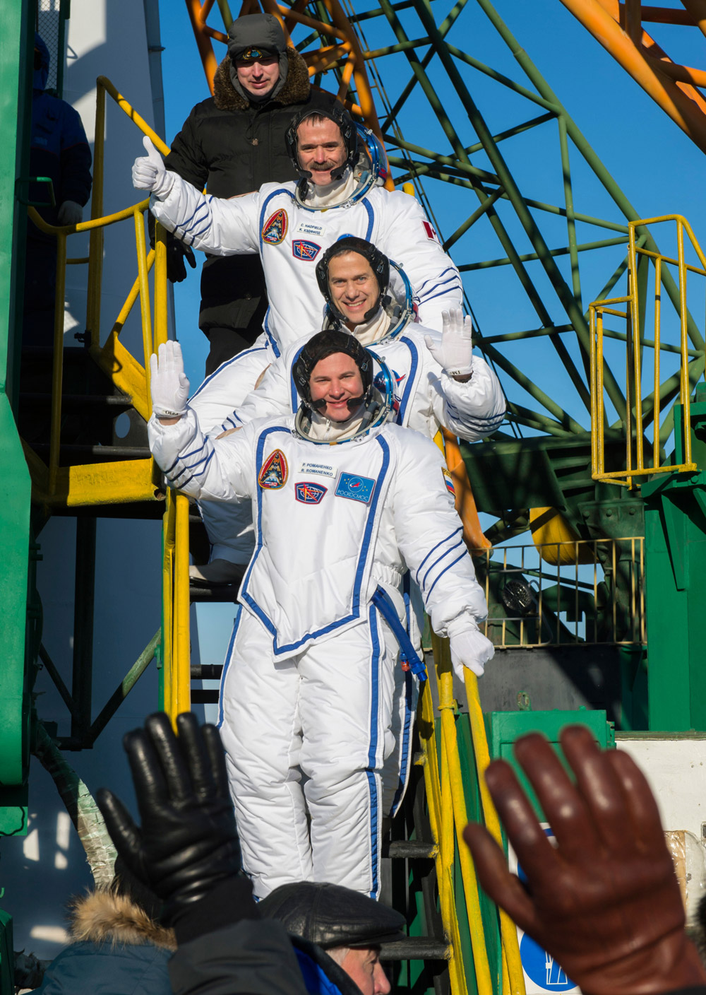 Les trois membres d'Expedition 34-35 avec, de haut en bas, l'astronaute canadien Chris Hadfield,&nbsp;l'Américain Tom Marshburn et le Russe Roman Romanenko. © Carla Cioffi, Nasa