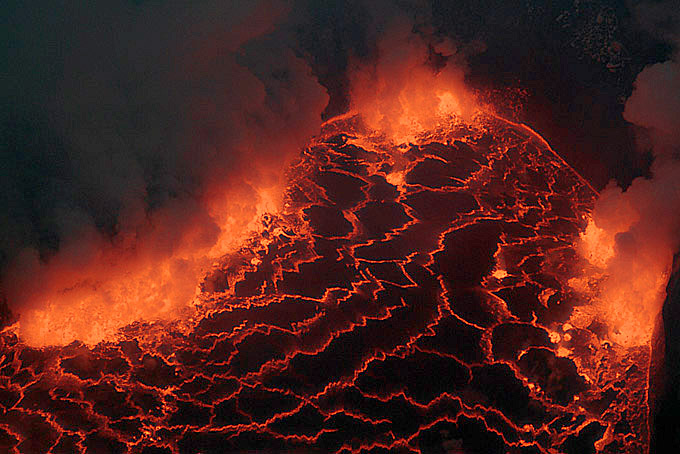 Le lac de lave du Nyiragongo. La surface de la Terre primitive devait beaucoup lui ressembler. © Stromboli online/J. Alean, R. Carniel, M. Fulle