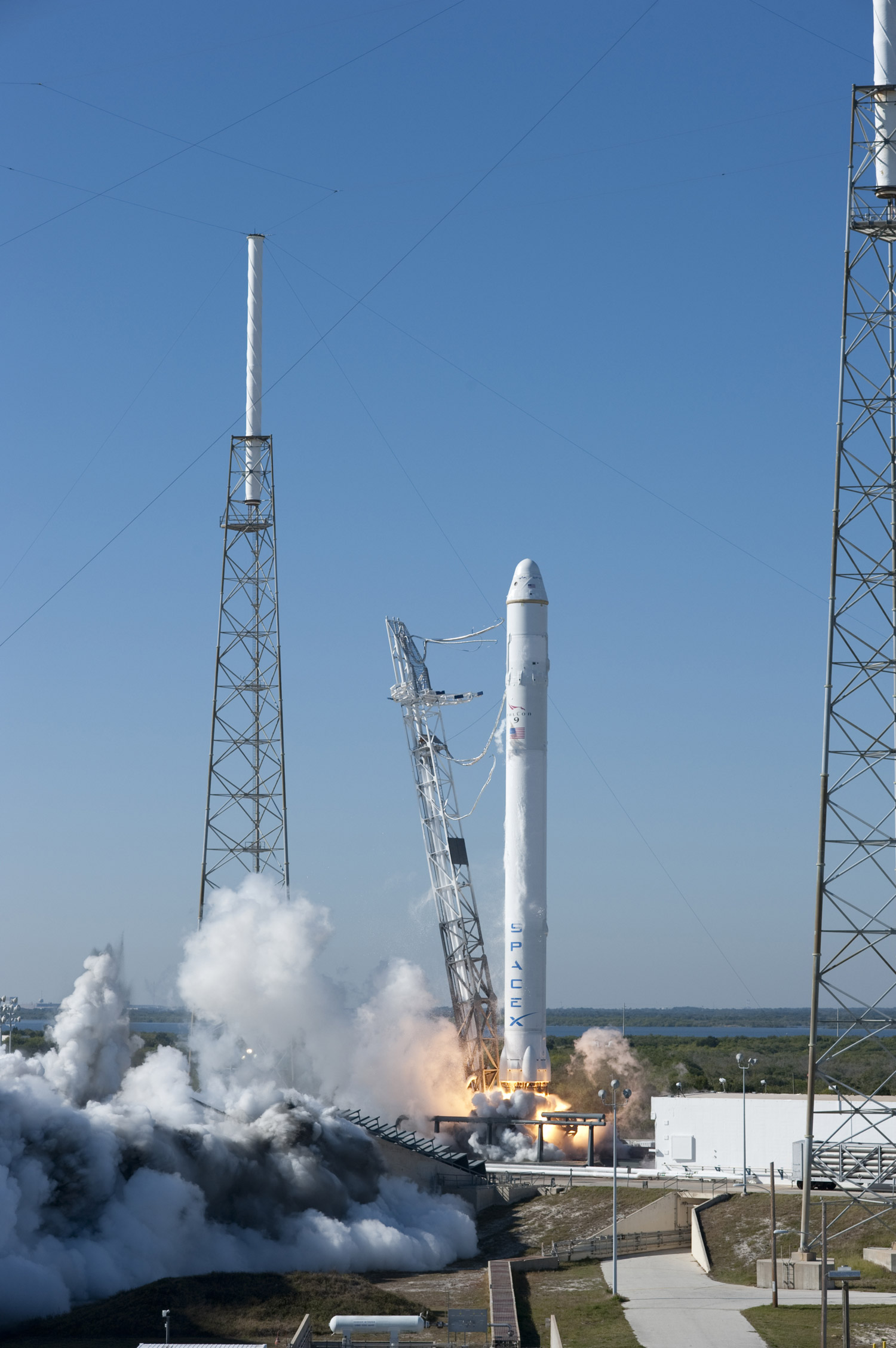 Le lanceur Falcon 9 a décollé du complexe LC 40 de cap Canaveral à 15 h 43 TU. La capsule Dragon a été larguée suivant le plan de vol de la mission. Elle a tourné deux fois autour de la Terre avant d’entamer sa traversée dans l’atmosphère et d’atterrir au large des côtes californiennes à 19 h 04 TU. © Nasa/Tony Gray & Kevin O'Connell