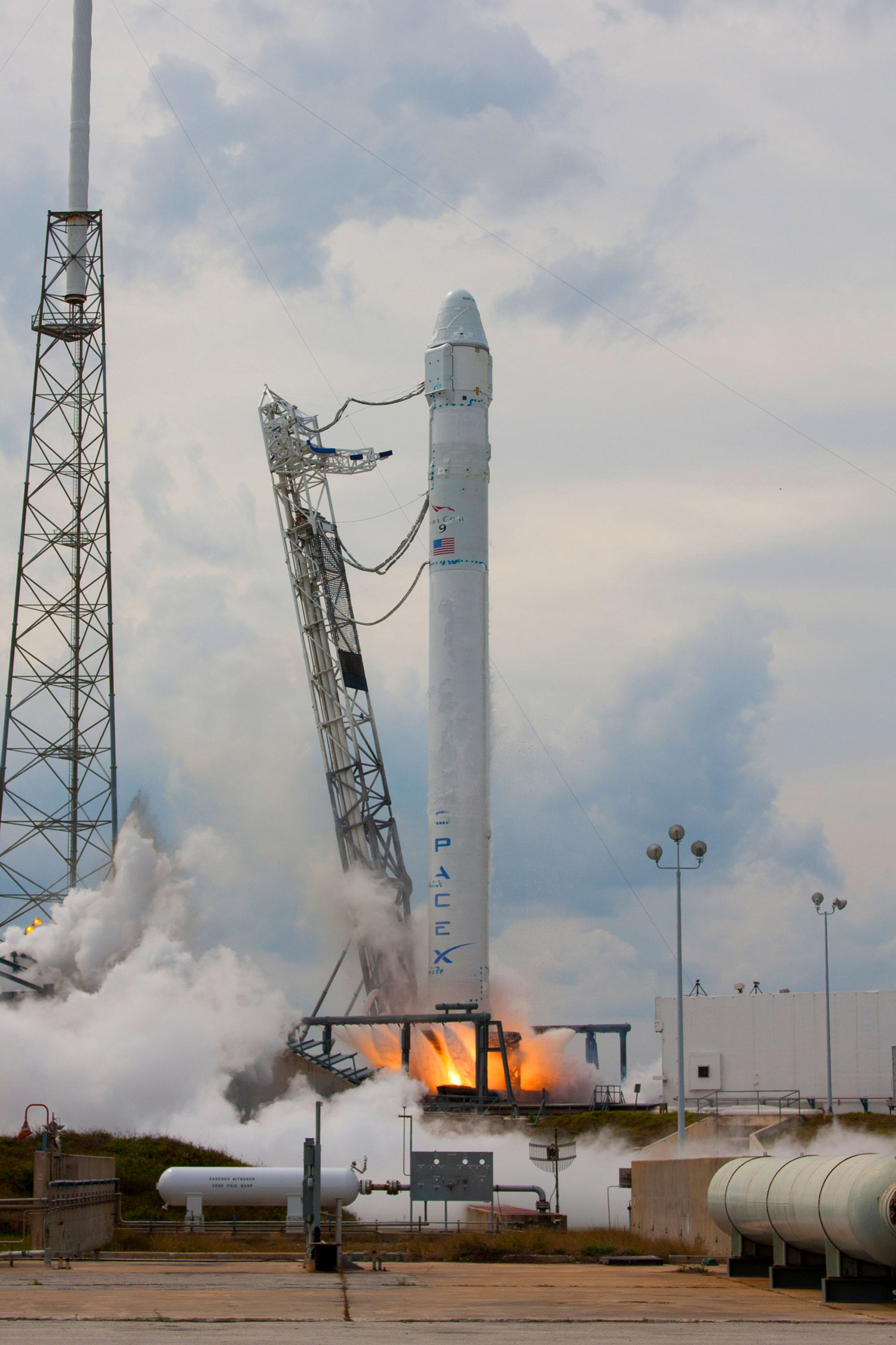 Le 25 février dernier, le lanceur Falcon-9 a été soumis à un essai statique, au cours duquel les neuf moteurs ont été mis à feu pleine puissance durant deux secondes.&nbsp;© SpaceX