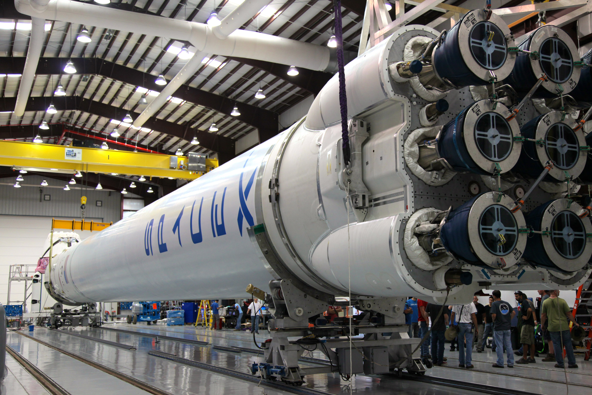 En images, le lanceur Falcon&nbsp;9, et ses neuf moteurs Merlin, dans sa&nbsp;version actuelle. © SpaceX