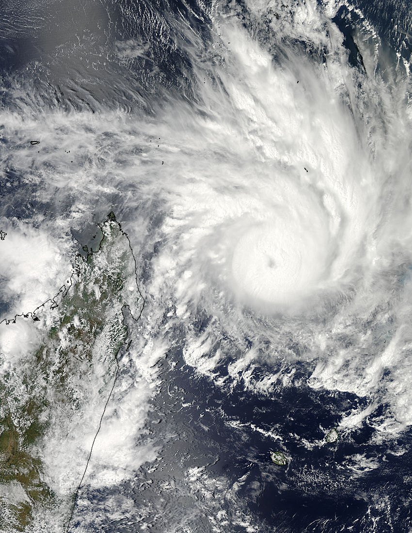 Le 29 janvier, le satellite Aqua de la Nasa a capturé une image du cyclone Felleng. Celui-ci montre de forts orages autour du centre de la circulation. L'œil est obscurci par des nuages &#8203;&#8203;de haute altitude. L'extrémité ouest de la tempête est proche de Madagascar (à gauche). © Nasa Goddard Modis Rapid Response Team
