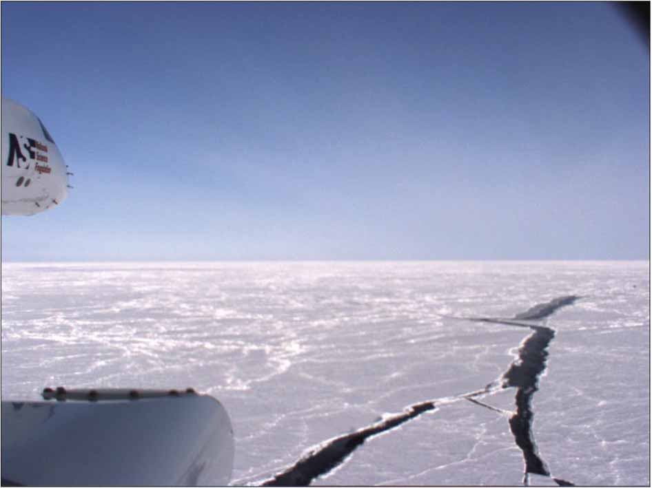 Ces fissures dans la banquise permettraient à l'océan Arctique d'interagir avec l'atmosphère et donc de libérer des quantités considérables de méthane. Les campagnes aériennes ont principalement été menées au départ de la ville d'Anchorage en Alaska. L'avion Gulfstream V peut voler plus de 11.000 km en toute autonomie. © Kort et al. 2012, Nature Geoscience
