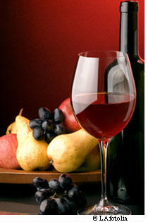 Des fruits, du chocolat, du thé, un verre de vin rouge avec le fromage : voilà une recette apparemment saine... © LA / Fotolia