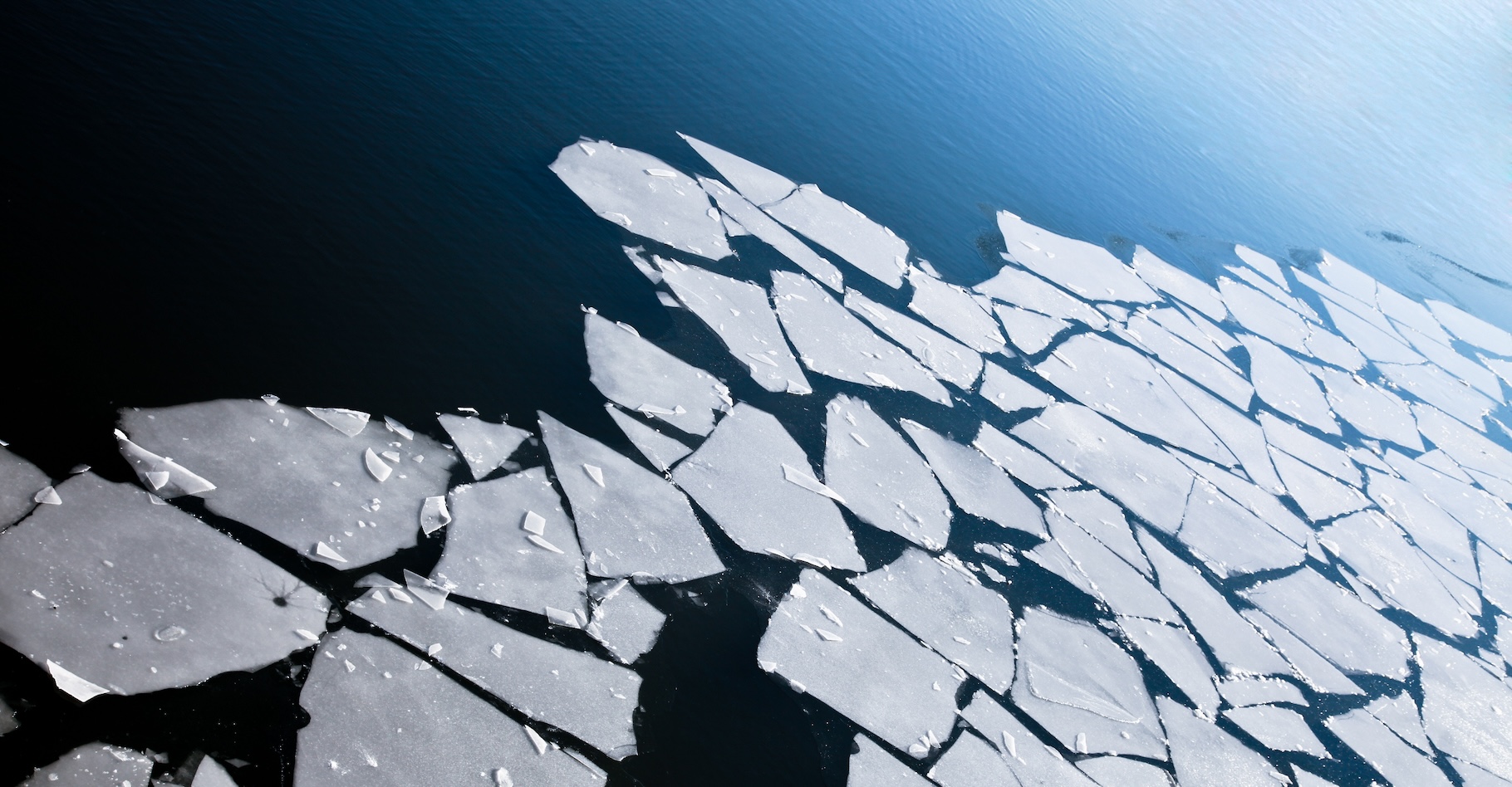 Des chercheurs de l’université de Barcelone (Espagne) rapportent que la fonte du Groenland s’accélère sous l’effet du réchauffement climatique. © laurencesoulez, Adobe Stock