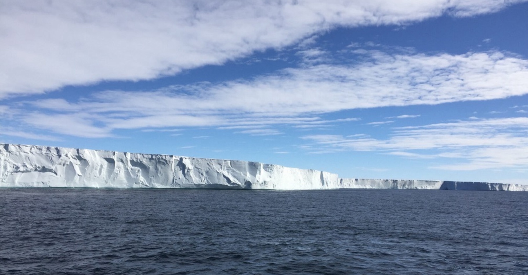 Les courants océaniques et leurs interactions avec les fonds jouent un rôle important dans la fonte des plateformes de glace de l’Antarctique, révèle aujourd’hui une équipe internationale de chercheurs. © Taewook Park, Université d’Hokkaido